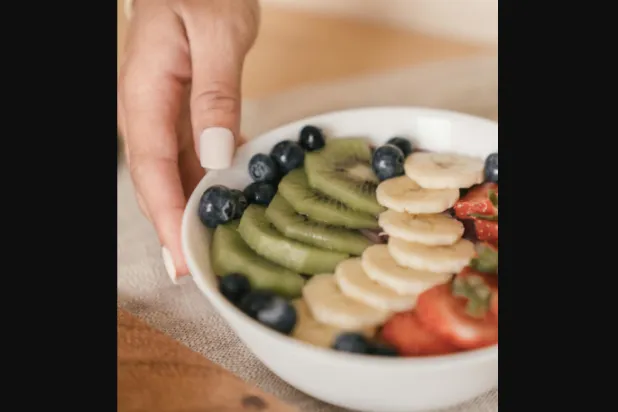 الموز والكيوي يحتويان على كمية جيدة من البوتاسيوم (بيكسيلز)