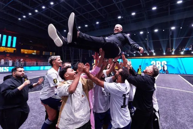 فريق «ثري بي إس» يحتفل بالفوز على فريق «أبو إف سي»... (موسم الرياض)