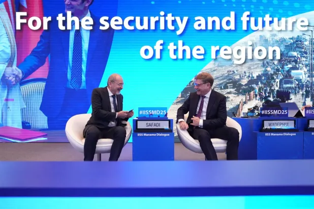 Ürdün Dışişleri Bakanı Eymen es-Safadi (solda), Manama'da düzenlenen panelin başlangıcında Almanya Dışişleri Bakanı Johann Wadephul ile sohbet ediyor. (DPA)