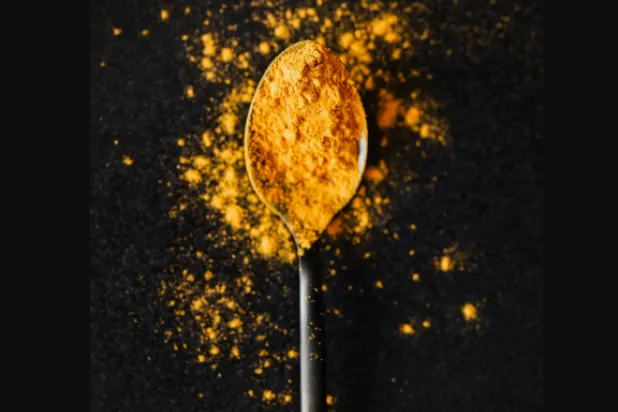 الكركمين -المركب النشط الرئيسي في الكركم- يتميز بخصائص قوية مضادة للالتهابات (بيكسيلز)