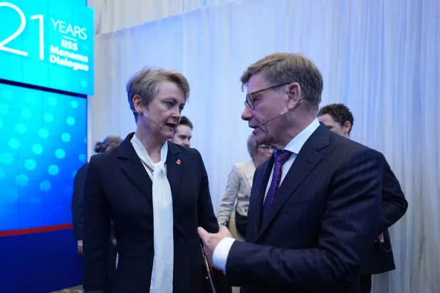 وزير الخارجية الألماني يوهان فاديفول (يمين) وإيفيت كوبر وزيرة الخارجية والكومنولث والتنمية في المملكة المتحدة لبريطانيا العظمى وآيرلندا الشمالية (د.ب.أ)