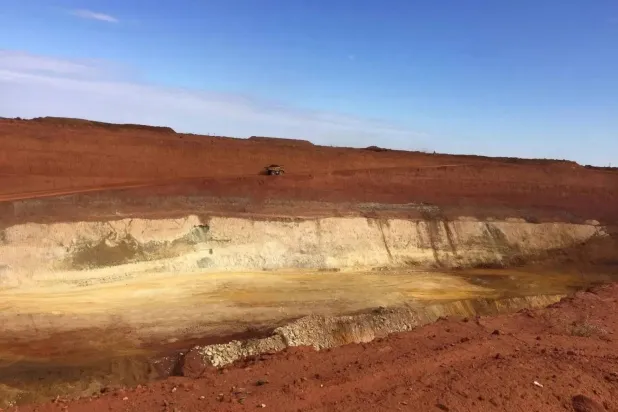 شاحنة تحمل معادن نادرة متجهة إلى مصنع معالجة شمال شرقي بيرث غرب أستراليا (رويترز)