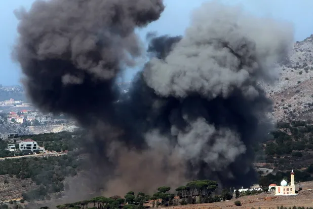 الدخان يتصاعد إثر غارة جوية إسرائيلية على قرية المحمودية في قضاء جزين جنوب لبنان (إ.ب.أ)