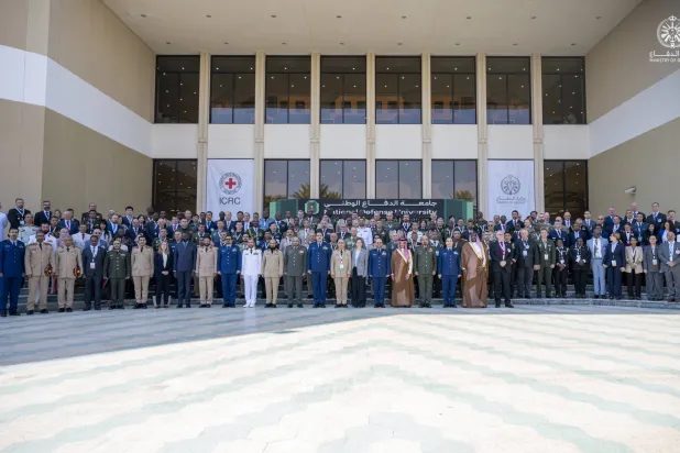 صورة جماعية للضباط المشاركين في ورشة العمل (وزارة الدفاع)