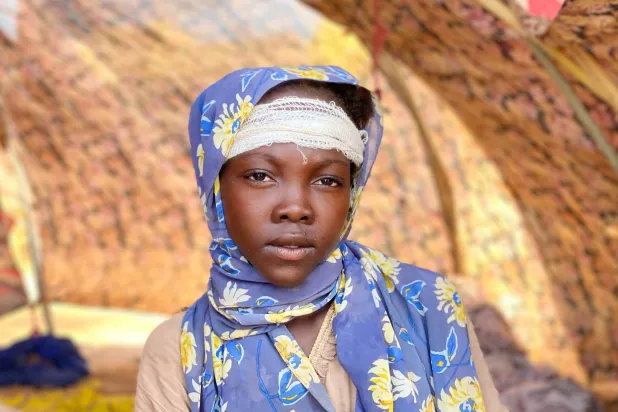 خواطر محمد سودانية مصابة فرّت من مدينة الفاشر بعد أن قتلت قوات «الدعم السريع» مئات الأشخاص في منطقة دارفور بغرب البلاد وتتلقى الرعاية الطبية في مخيم في طويلة بالسودان (أ.ب)