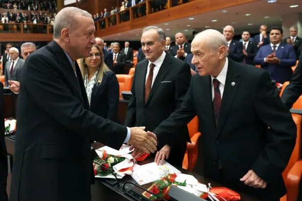 مصافحة بين الرئيس التركي رجب طيب إردوغان وحليفه رئيس حزب الحركة القومية دولت بهشلي خلال افتتاح الدورة الجديدة للبرلمان يوم 1 أكتوبر الماضي (الرئاسة التركية)