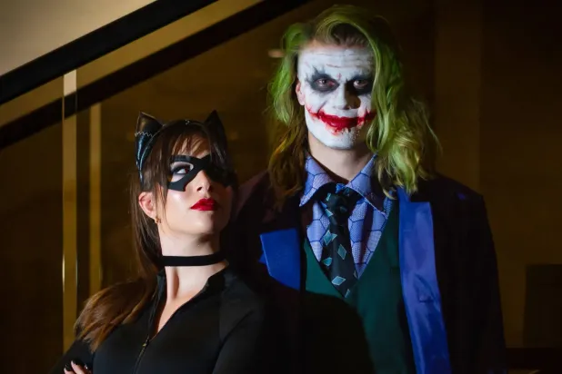 هالاند متنكراً في شخصية «الجوكر» وصديقته إيزابيل هاوغسينغ يوهانسن في زي «كات وومن» (ذا صن)