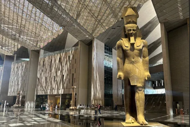 تمثال رمسيس الثاني في بهو المتحف المصري الكبير (الشرق الأوسط)