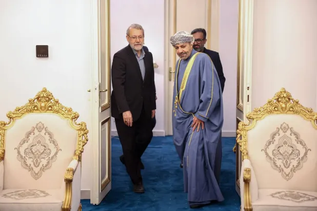 صورة نشرها موقع لاريجاني من استقباله لوزير الداخلية العماني في مقر مجلس الأمن القومي الإيراني بمنطقة باستور المحصنة وسط طهران الاثنين الماضي
