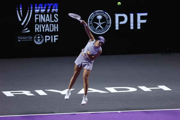 النجمة البولندية إيغا شفيونتيك تتألق في الرياض (رويترز)