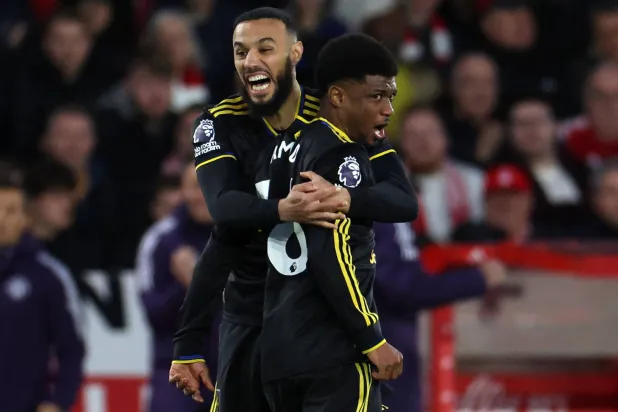 أماد ديالو يحتفل بهدفه مع زميله المغربي نصير مزراوي (أ.ف.ب)