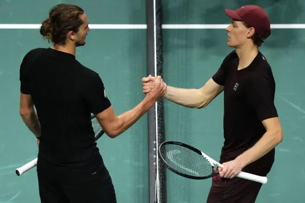 الإيطالي يانيك سينر يصافح الألماني ألكسندر زفيريف بعد الفوز عليه في باريس (أ.ف.ب)