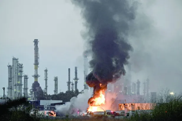 İsrail'in kuzeyindeki Hayfa kentindeki Bazan Petrol Rafinerisi Kompleksi yakınlarında meydana gelen saldırının ardından yükselen alevler (Reuters)