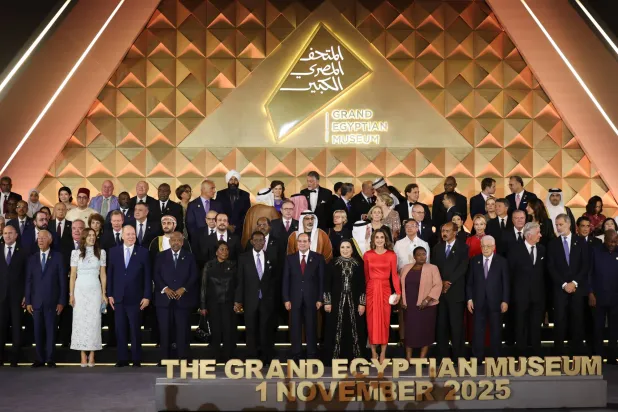 صورة جماعية يتوسطها الرئيس المصري عبد الفتاح السيسي وزوجته خلال افتتاح المتحف المصري الكبير في الجيزة (إ.ب.أ)