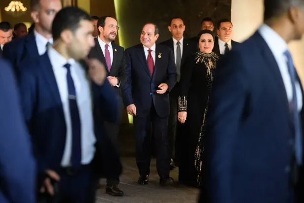 Mısır Cumhurbaşkanı Abdulfettah es-Sisi ve eşi Entissar Amer, Giza'daki Büyük Mısır Müzesi'nin açılış törenine katıldı (DPA)