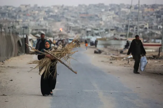 Gazze Şeridi'nin güneyindeki Han Yunus'ta Filistinli bir kadın (AFP)
