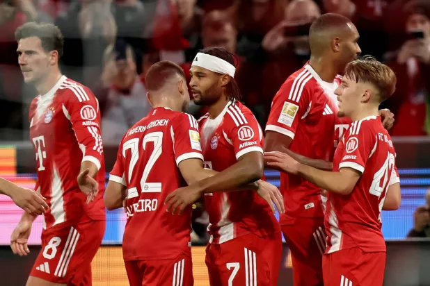 لاعبو البايرن يحتفلون بهدف غنابري (إ.ب.أ)