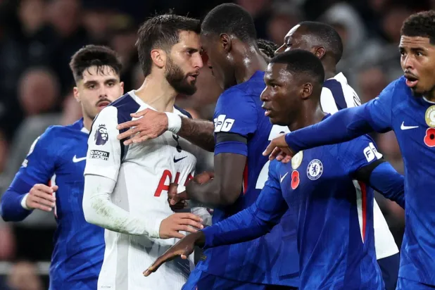 المباراة لم تخلُ من المشادات بين الفريقين (رويترز)