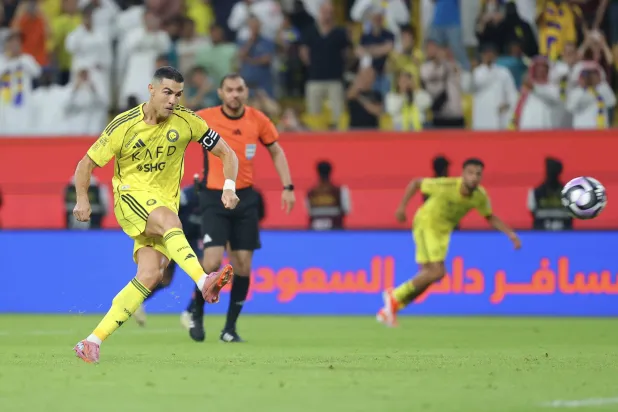 رونالدو خلال تسجيله الجزائية في الفيحاء (تصوير: عبد العزيز النومان)