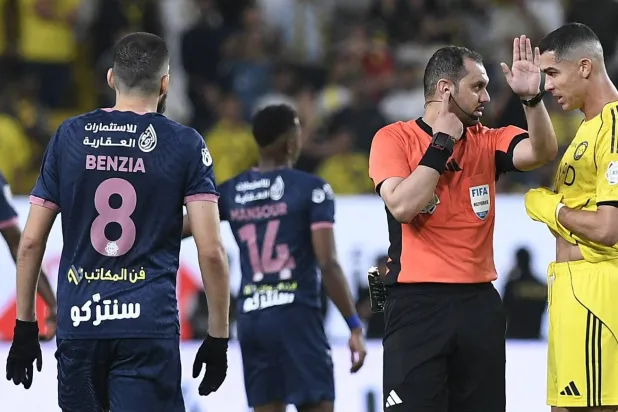 رونالدو يقف بالقرب من الحكم الهويش قبل احتساب ركلة الجزاء (رويترز)