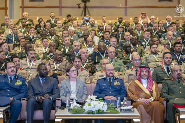   
رئیس ستاد کل ارتش پادشاهی عربی سعودی و رئیس کمیته بین‌المللی صلیب سرخ در مراسم افتتاح کارگاه (وزارت دفاع)