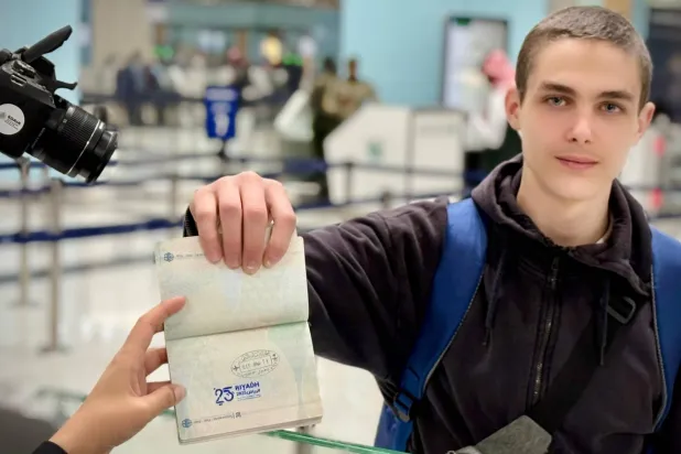 مسافر يعرض ختم ألعاب التضامن الإسلامي في أحد المنافذ السعودية (الشرق الأوسط)