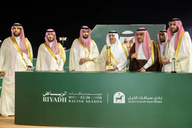 الأمير متعب بن عبدالله خلال التتويج بإحدى كؤوس الشوط وإلى جانبه الأمير سعود بن سلمان (الشرق الأوسط)