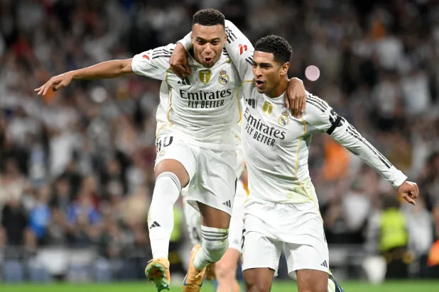 مبابي محتفلا بهدفه الشخصي الثاني مع زميله بيلينغهام (رويترز)