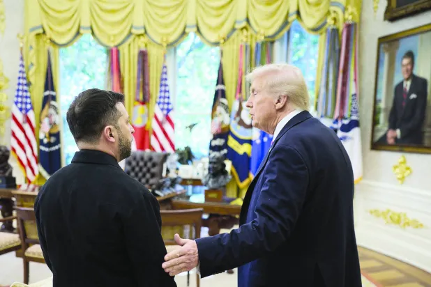 ترمب لدى استقباله زيلينسكي في المكتب البيضاوي يوم 17 أكتوبر (أ.ف.ب)