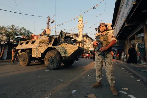 Güney Beyrut'taki Filistinli mülteciler için kurulan Burc el-Baracne kampının girişinde bir Lübnan askeri (Avrupa Haber Ajansı)