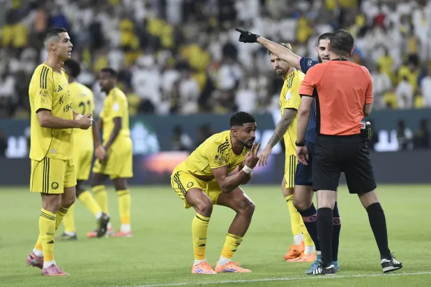 عبدالإله العمري في نقاش مع حكم المباراة الهويش قبل احتساب الجزائية (رويترز)