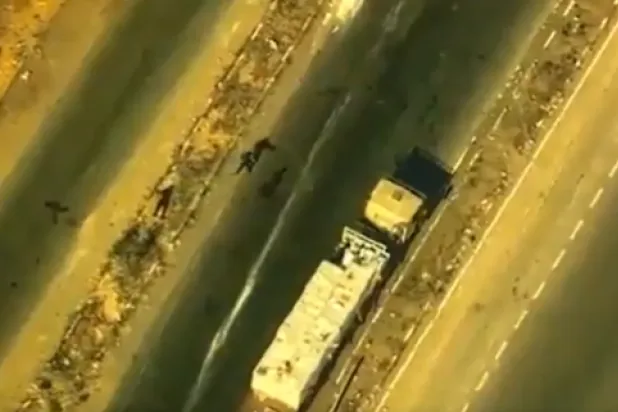 لقطة من الفيديو الذي نشرته القيادة المركزية الأميركية وقالت إنه يظهر عناصر من حركة «حماس» يهاجمون شاحنة مساعدات