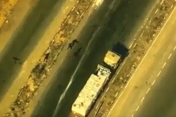CENTCOM tarafından yayınlanan ve Hamas üyelerinin yardım kamyonuna saldırdığı görüldüğü iddia edilen bir videodan ekran görüntüsü