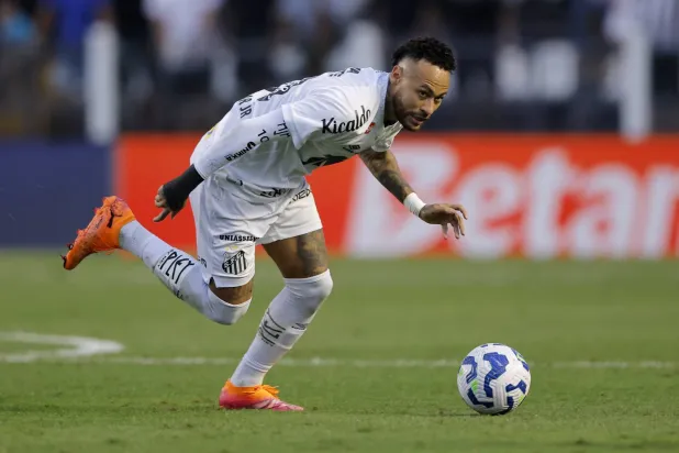 نيمار في الظهور الأول مع سانتوس بعد شهر ونصف الشهر من الإصابة (رويترز)