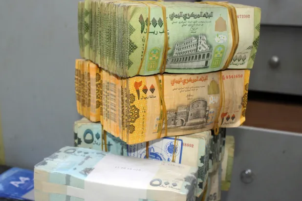 الريال اليمني شهد خلال الشهرين الأخيرين تحسناً ملحوظاً في مناطق سيطرة الحكومة الشرعية (غيتي)