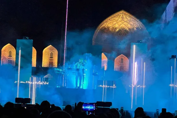 جانب من الحفل الموسيقي للفنان الفرنسي جان ميشال جار في ميدان ريجستان - سمرقند (الشرق الأوسط)