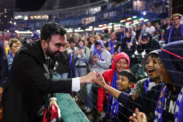 المرشح الديمقراطي لرئاسة بلدية نيويورك زهران ممداني يصافح الحضور خلال مباراة لكرة القدم في نيويورك يوم 19 أكتوبر (أ.ف.ب)