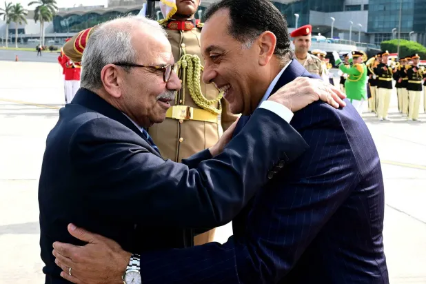 رئيس الوزراء المصري مصطفى مدبولي يستقبل نظيره اللبناني نواف سلام بمطار القاهرة الدولي أمس (الصفحة الرسمية لمجلس الوزراء المصري)
