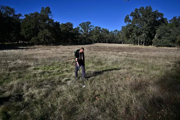 كودي بلانشارد يستخدم جهاز الكشف عن الذهب في مقاطعة إل دورادو شمال ساكرامنتو بكاليفورنيا 27 أكتوبر 2025 (أ.ف.ب)