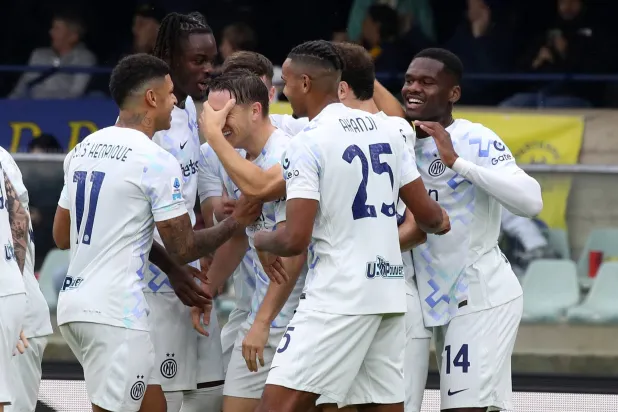 اقتنص إنتر ميلان فوزاً صعباً من مضيفه فيرونا 2 - 1 (د.ب.أ)