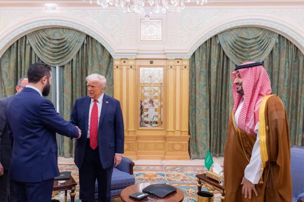 الرئيس الأميركي دونالد ترمب يلتقي نظيره السوري أحمد الشرع بحضور ولي العهد السعودي الأمير محمد بن سلمان في الرياض في مايو الماضي (واس)