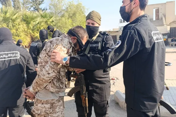 القبض على خلية تمتهن الخطف بعد مداهمة في منطقة السومرية بمدينة دمشق (سانا)
