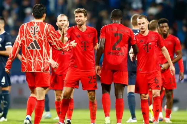 Soccer Football - Bundesliga - VfL Bochum v Bayern Munich - Vonovia Ruhrstadion, Bochum, Germany - October 27, 2024 Bayern Munich's Thomas Mueller celebrates with teammates after the match REUTERS/Leon Kuegeler 