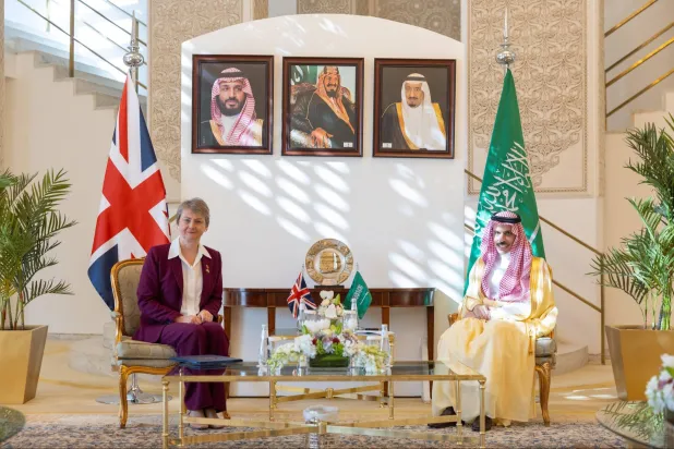 الأمير فيصل بن فرحان خلال استقباله إيفيت كوبر وزيرة الخارجية وشؤون الكومنولث والتنمية في المملكة المتحدة بالرياض (واس)