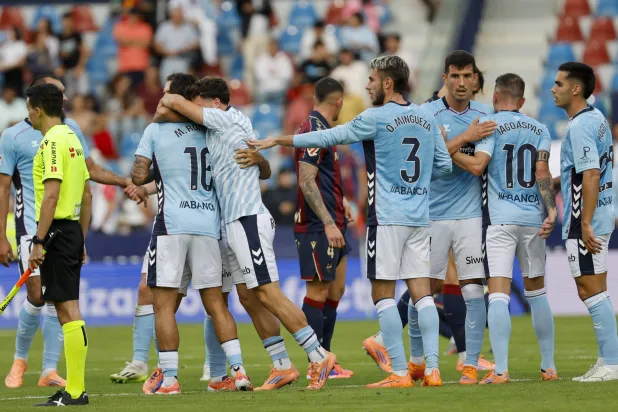 فرحة لاعبي سيلتا فيغو بالفوز على ليفانتي (إ.ب.أ)