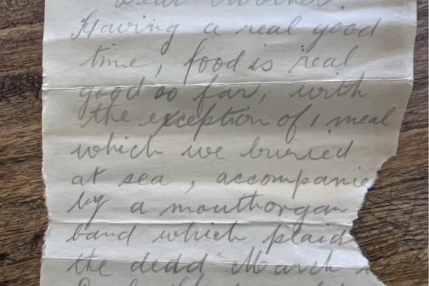 رسالة في زجاجة كتبها جندي إلى والدته قبل 109 أعوام (أ.ب)