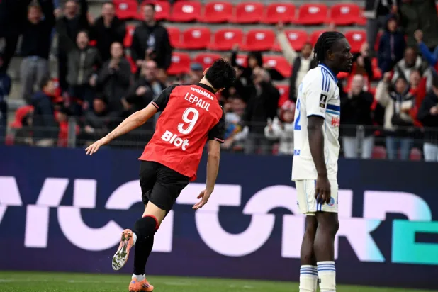 احتفالية مهاجم رين استيبان ليباول بثلاثيته في مرمى ستراسبورغ (أ.ف.ب)