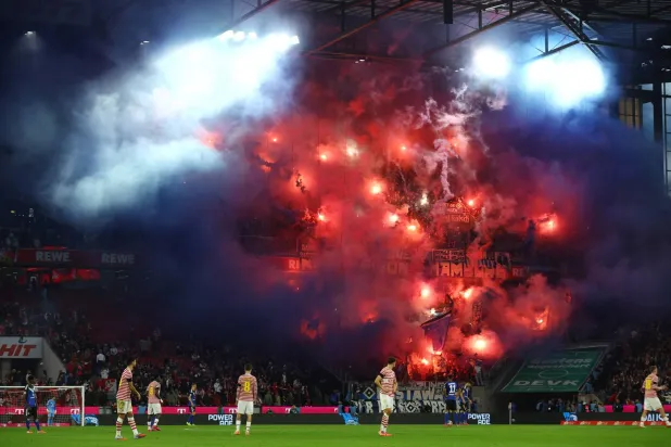 فرحة جماهير كولن بالفوز الكبير على هامبورغ (رويترز)