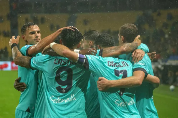 فرحة لاعبي بولونيا بالفوز على بارما (إ.ب.أ)