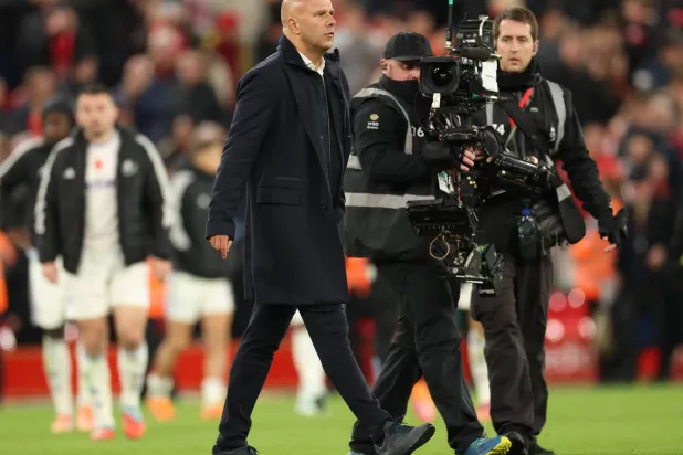 أرني سلوت مدرب ليفربول بعد الفوز على أستون فيلا (إ.ب.أ)